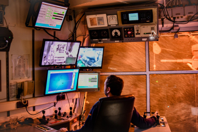 Winch driver in the winch room of RV POLARSTERN. Photo: Vdl