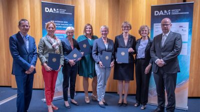 Auftakt für die Deutsche Allianz Meeresforschung (DAM) nach der Unterzeichnung der Vereinbarung zum Aufbau des Verbunds deutscher Meeresforschungseinrichtungen am 18. Juli in Bonn. V.l.n.r.: Michael Schulz, Stellvertretender Vorstandsvorsitzender der DAM, Wissenschaftsministerin Karin Prien aus Schleswig-Holstein, Staatssekretärin Sabine Johannsen aus Niedersachsen, Hamburgs Wissenschaftssenatorin Katharina Fegebank, Bremens Wissenschaftssenatorin Eva Quante-Brandt, Bundesforschungsministerin Anja Karliczek, Karin Lochte, Vorstandsmitglied der DAM, Michael Bruno Klein, Vorstandsvorsitzender der DAM. Foto: BMBF/Hans-Joachim Rickel