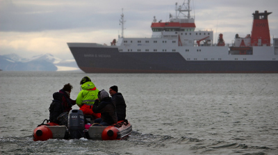 Die Fahrt beginnt abenteuerlich. Mit dem Beiboot werden wir vom Kai in Longyearbyen abgeholt und auf die Maria S. Merian gebracht. Foto: MARUM – Zentrum für Marine Umweltwissenschaften, Universität Bremen; A. Röhler