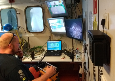 Mit viel Geduld, Zentimeterarbeit und nicht zuletzt mit Hilfe der Bilder des TV-Greifers schafft die Besatzung es, die Haken an der Plattform zu befestigen und sie langsam an die Oberfläche zu hieven. Foto: Beate Slaby