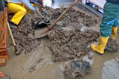Der TV-Greifer ist verglichen mit dem ROV kein sehr filigranes Werkzeug. Das, was er an Deck befördert, muss nach dem Öffnen zuerst gründlich durchsucht werden, bevor die Geologen alles nach Steinen durchwühlen und so möglicherweise kleine Schwämme kaputt machen. Foto: Petrologie-Team