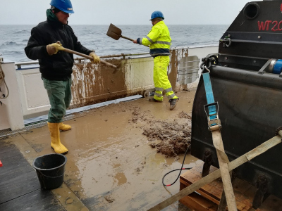 Nach jeder Station ist sauber machen angesagt! Alles, was nicht per Hand oder Schaufel über Bord schafft, wird mit dem Seewasserschlauch weggespült. Foto: Eduard Fabrizius