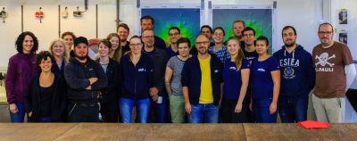 Da wir nicht an Deck durften, musste der Hangar der MERIAN als Ort für das Gruppenfoto herhalten. Eine glückliche wissenschaftliche Besatzung sagt „Danke und auf Wiedersehen!“. Foto: Jens Herrmann