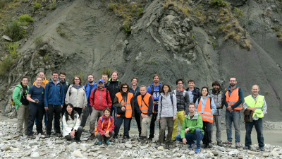 Die Teilnehmenden des Workshops haben sich bei Exkursionen alte Rutschungen angeschaut. Foto: SLATE