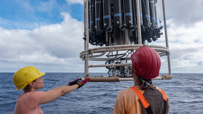 Wissenschaftlerinnen und Wissenschaftler bei der Probennahme mit einer CTD-Sonde, die an einem Kranzwasserschöpfer angebracht ist. So gewonnene Daten helfen auch im neu gestarteten Projekt die Schlüsselrolle des subpolaren Nordatlantiks näher zu bestimmen