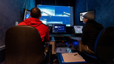 Im Simulator wird geübt, wie der Arm des Tauchrobotors – der sogenannte Manipulator – über einen Joystick bewegt wird. Foto: MARUM − Zentrum für Marine Umweltwissenschaften, Universität Bremen; V. Diekamp