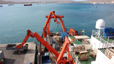 Das Forschungsschiff METEOR wird im Hafen von Mindelo für die Expedition zu den Wirbeln beladen. Foto: Arne Körtzinger/GEOMAR