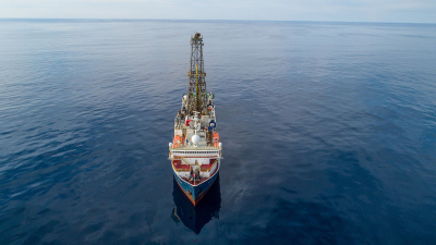 On board the JOIDES RESOLUTION the international team returns to a drill site that is very important for climate research. In 1973 a core was retrieved south of New Zealand that revealed the climate fluctuations of the Cenozoic for the first time. Photo: William Crawford, IODP JRSO
