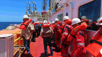 Erste Sicherheitsübung an Bord der JR – ausgestattet mit Helm, Sicherheitsweste und festen Schuhen. Foto: Simon George, IODP