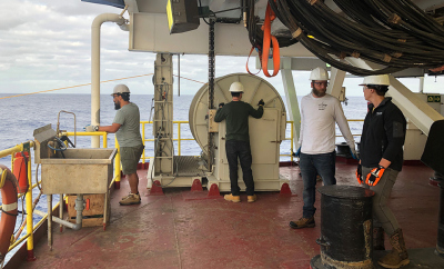 Das Schiff zieht ein Instrument, das die Intensität des geomagnetischen Feldes misst. Foto: Ursula Röhl, MARUM