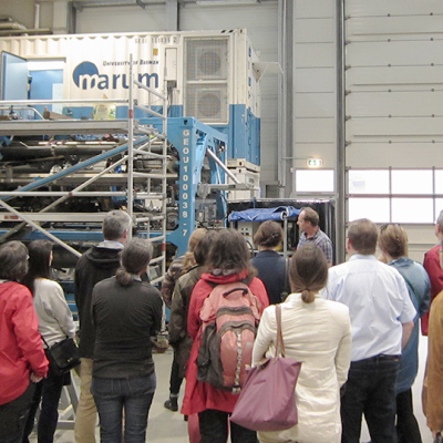 Besucher in der Gerätehalle, Foto: MARUM – Zentrum für Marine Umweltwissenschaften, Universität Bremen