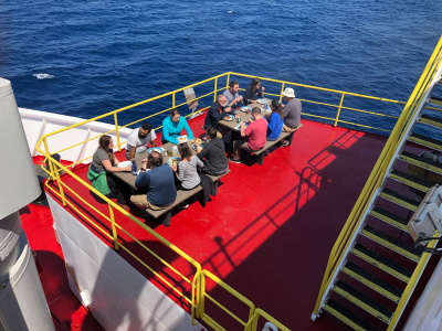 Sonntags wird an Deck gegrillt – jetzt aber ausnahmsweise mal samstags. 