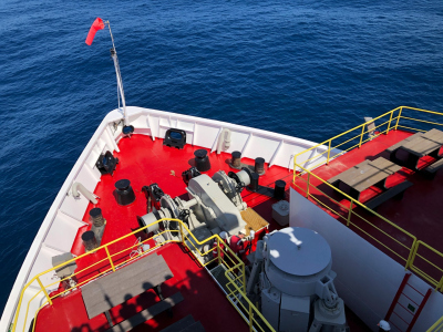 …und jetzt wird der Thruster heruntergelassen. Thruster sind spezielle Motoren, die die JR in Position halten. 