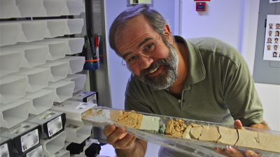 Richard D. Norris mit dem auf IODP-Expedition 342 gewonnenen Bohrkern, der die K-Pg-Grenze zeigt. Foto: IODP
