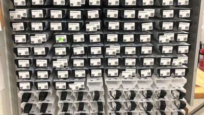 Arbeitshälften der Bohrkernsegmente werden in Containern mit schwarzer Kappe aufbewahrt.