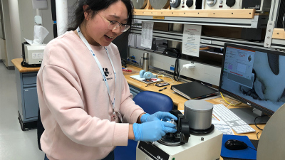 Wendy im Paläomagnetik-Labor