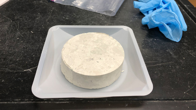 Nach dem Auspressen einer Bohrkernscheibe bleibt ein relativ dünner Presskuchen zurück. Dieser kann für weitere Untersuchungen ebenfalls verwendet werden.
