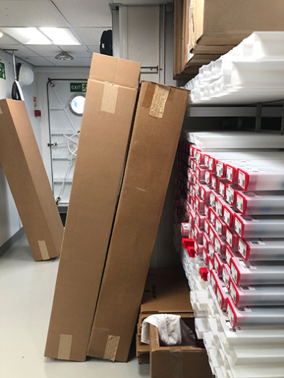 Wenn die Regale im Labor sich langsam füllen, werden erste Bohrkernsegmente in ihren Plastikcontainern in Kernboxen gepackt und diese dann in den Kühlraum tief im Bauch der JR gekühlt gelagert.