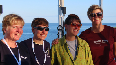 Ulla, Lisa, Laurel, Debbie an Deck beim Auslaufen aus Laukota, Fidschi. Foto: Simon C. George & IODP