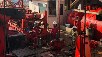 Driller Glen Barrett steuert aus der Kabine heraus den Bohrvorgang und beobachtet in diesem Moment die Bergung eines weiteren 10 Meter Bohrkerns.