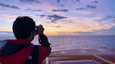 Hojun fotografiert den Sonnenaufgang 