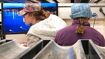 Allerorten wird an den Berichten gearbeitet: Heather und Elizabeth.