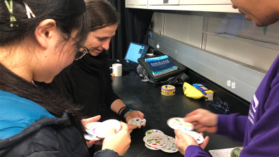 Eine kleine Spielrunde im Geochemielabor zwischendurch.