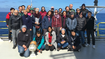 Das Wissenschaftler*innen-Team auf Deck bei Ankunft an der Bohrlokation. Foto: Lindy Newmann & IODP