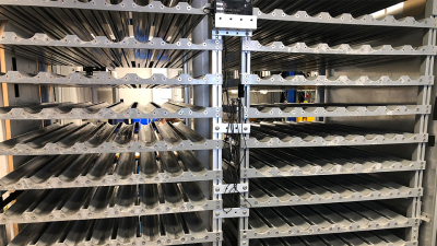 Im Kernlabor wird aufgeräumt, die Sedimentkernhälften sind bereits gepackt.