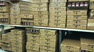 Zahlreiche Boxen mit je 10 Sedimentkernhälften in Plastikcontainern ("D-tubes") lagern nun in den Kühlräumen auf dem sogenannten Hold Deck, dem untersten von 7 Decks in dem sich auch allgemeine Lagerräume befinden.