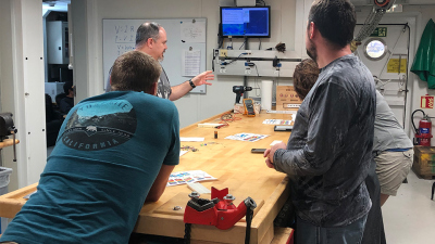 Clayton Furmann, Logging-Ingenieur, gibt Teilnehmenden eine Einführung in allgemeine Elektronik.