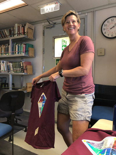 T-shirt Logo aufbügeln (mit Debbie Thomas)