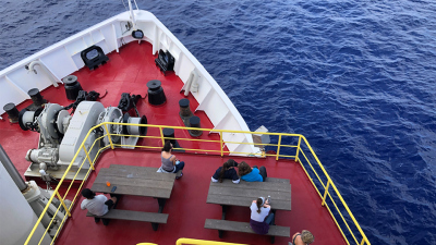 Teilnehmer auf dem Brückendeck.