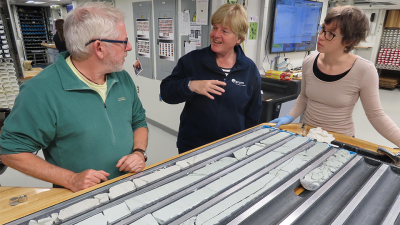 Chris Hollis, Ulla Röhl und Swaantje Brzelinski am Beprobungstisch im Kernlabor, Foto: Tim Fulton & IODP