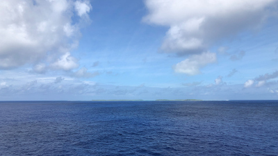 Das Korallenatoll ist in Sicht.