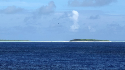 JR nähert sich Korallenatoll Îles Maria mit den vier Inseln.