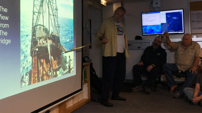 Roy Wilkens zeigt die Glomar Challenger.