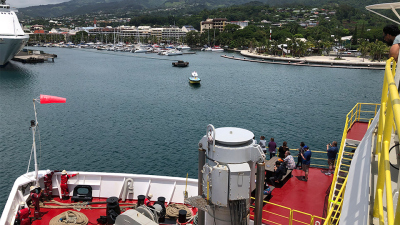 JR bei der Einfahrt in den Hafen von Papeete, Tahiti.