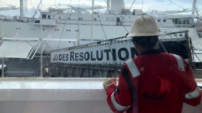 Die Gangway von der JR wird heruntergelassen.