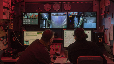 MeBo-Piloten Thorsten Klein (links) und Siefke Fröhlich im Steuerungscontainer des MARUM-MeBo70 an Deck der POLARSTERN während einer Bohrung. Foto: T. Ronge, Alfred-Wegener-Institut