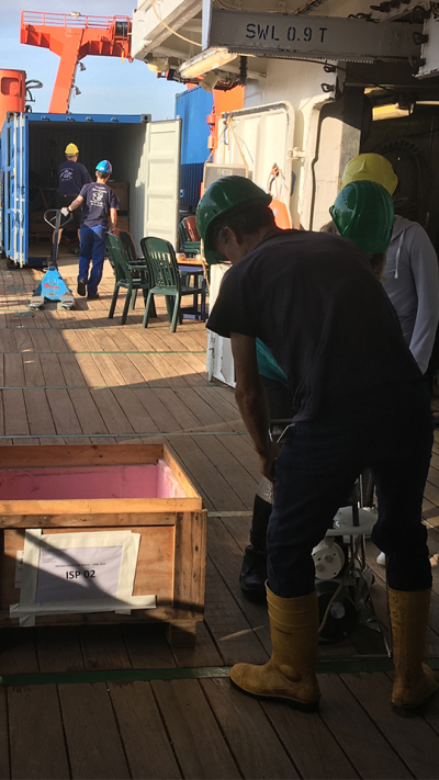 Die Container werden ausgepackt.