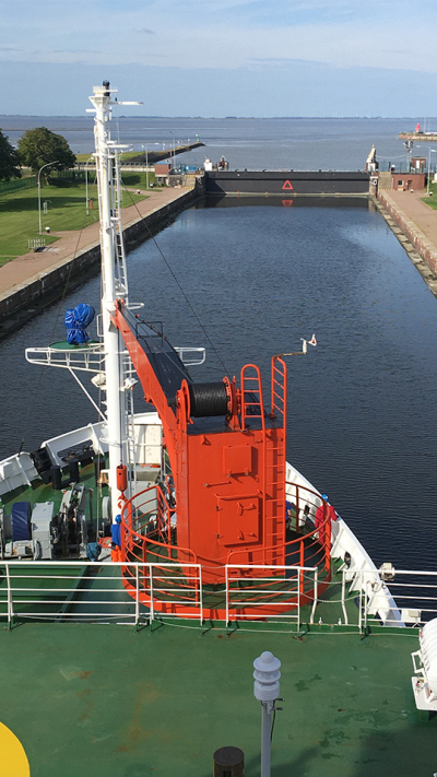 Das FS METEOR fährt in die Schleuse hinein.