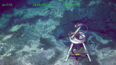 Die MARUM 4K-Kamera vor der Bergungsarbeit. Die Kamera wurde ein Jahr lang in einem Gebiet mit intensiver Methanausströmung eingesetzt- Foto: OOI/WHOI/NSF