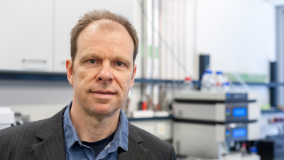 Kai-Uwe Hinrichs of MARUM receives the Alfred Treibs Medal. Photo: MARUM - Center for Marine Environmental Sciences, University of Bremen; V. Diekamp
