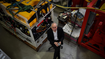 Prof. Gerhard Borhmann receives the Gustav Steinmann Medal. Photo: Holger von Neuhoff