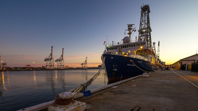 Das Forschungsschiff JOIDES Resolution in Fremantle (Australien) am Morgen vor dem Start der Expedition IODP 356. Die Ergebnisse dieses Fachartikels basieren auf Proben, die im Rahmen des internationalen Bohrprogramms von diesem Schiff genommen wurden. Fo