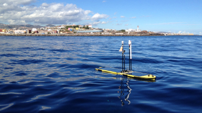 Ein Wave Glider vor dem Hafen in Taliarte, Las Palmas, Spanien. Foto: MARUM – Zentrum für Marine Umweltwissenschaften der Universität Bremen