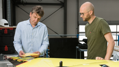 Koordinator Ralf Bachmayer (links) tauscht sich mit Arne Kausche aus. Foto: Margit Wild, Siemens Stiftung