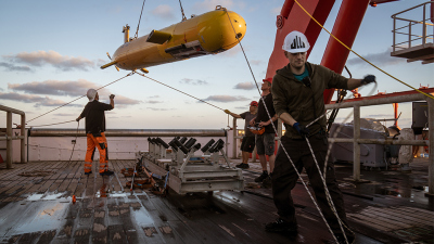 Schiffsbesatzung und Wissenschaftler beim Einholen des autonomen Tauchroboters AUV MARUM-SEAL 5000 nach seinem ersten Einsatz auf dem Bergamo Schlammvulkan. Foto: Heike Dugge
