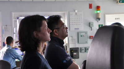  Die Co-Fahrtleiter Verena Heuer und Fumio Inagaki beobachten Bohrungen. Foto: JAMSTEC/IODP